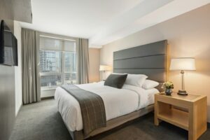 Plush hotel-style bed with a soft white pillow-top mattress dressed in crisp linen, illustrating the Hypnos Aurora Deluxe surface feel